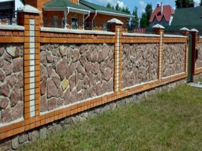 Кирпичный забор с камнем 12 метров фото в Яхроме