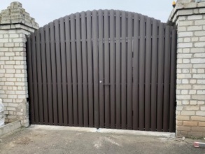 Ворота распашные из евроштакетника - пример 2 фото в Яхроме