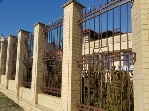 Кирпичный забор с ковкой  10 метров фото в Яхроме
