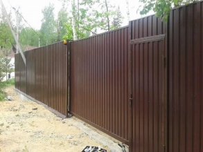 Забор из профнастила с воротами и калиткой 8 соток фото недорого под ключ