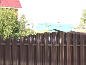 Забор из евроштакетника на ленточном фундаменте 10 метров фото в Яхроме